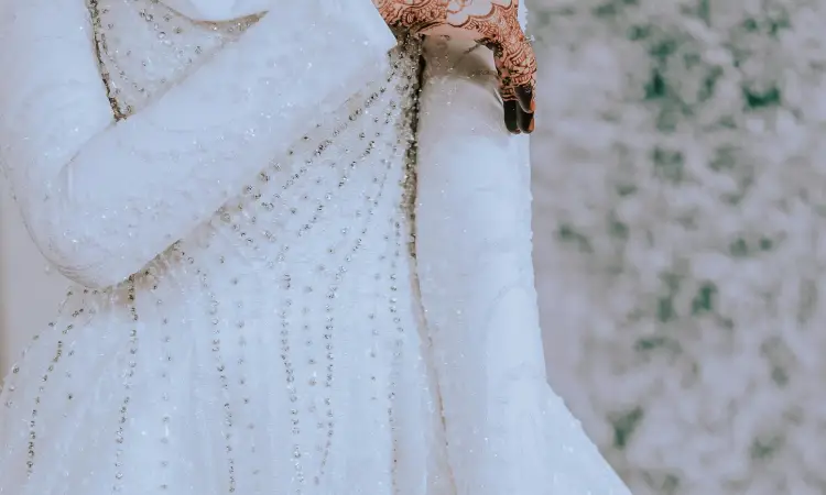 Mencuci gaun pengantin, Sumber: pexels.com