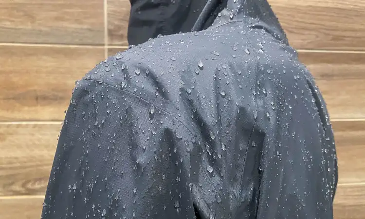 Cara merawat jaket waterproof, Sumber: cnn.com