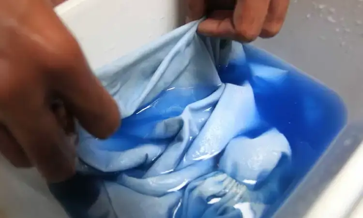 Mencuci dengan blau, Sumber: promediateknologi.id