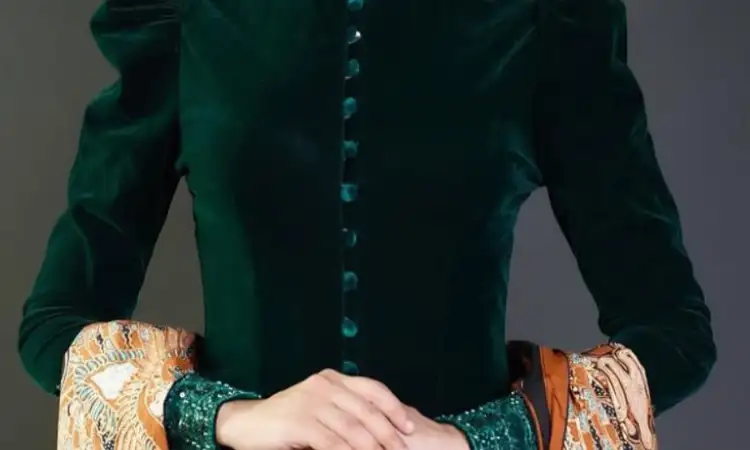 Tips perawatan kebaya bludru, Sumber: instagram.com