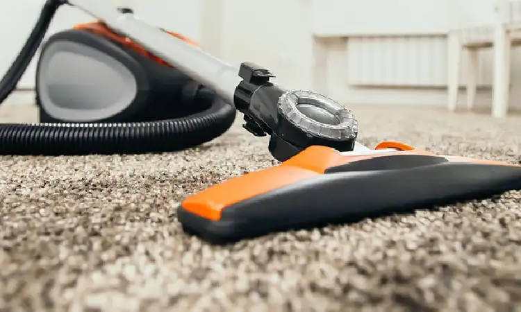 Membersihkan karpet, Sumber: nextdayfloors.net