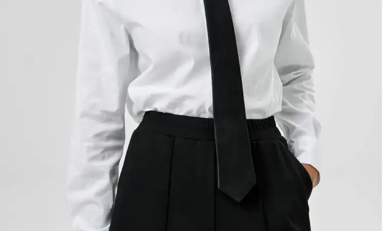 Outfit kemeja dan celana kain, Sumber: pexels.com