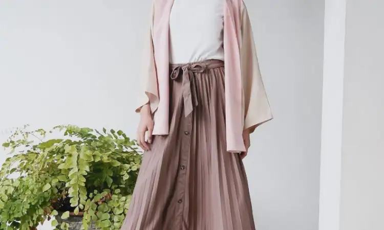 Blouse Rapi dan Rok Plisket, Sumber: rukita.co