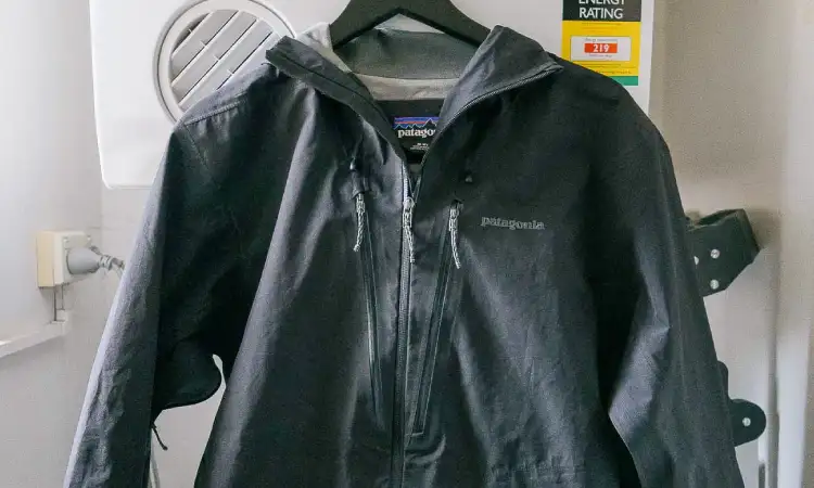 Mencuci jaket lapisan anti air, Sumber: exactdn.com