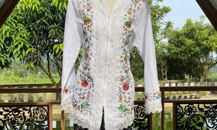 Menjemur kebaya, Sumber: shopee.co.id