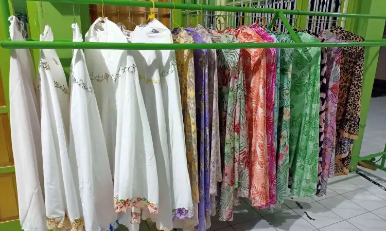 Mukena masjid, Sumber: kompasiana.com