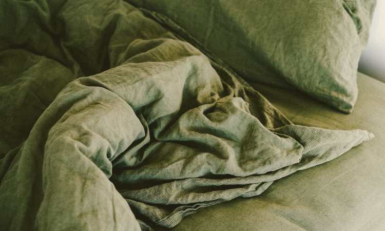 Mencuci bed cover, Sumber: pexels.com