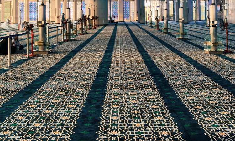 Merawat karpet masjid, Sumber: pexels.com